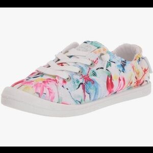 Size 5, not were twice inside home. Fun, colorful and super comfortable Roxys